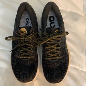 Mens ASICS Gel Cumulus 22 Sneakers. Size 9.